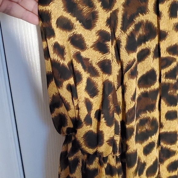 LEOPARD Print Bell Sleeve Top - Picture 4 of 9
